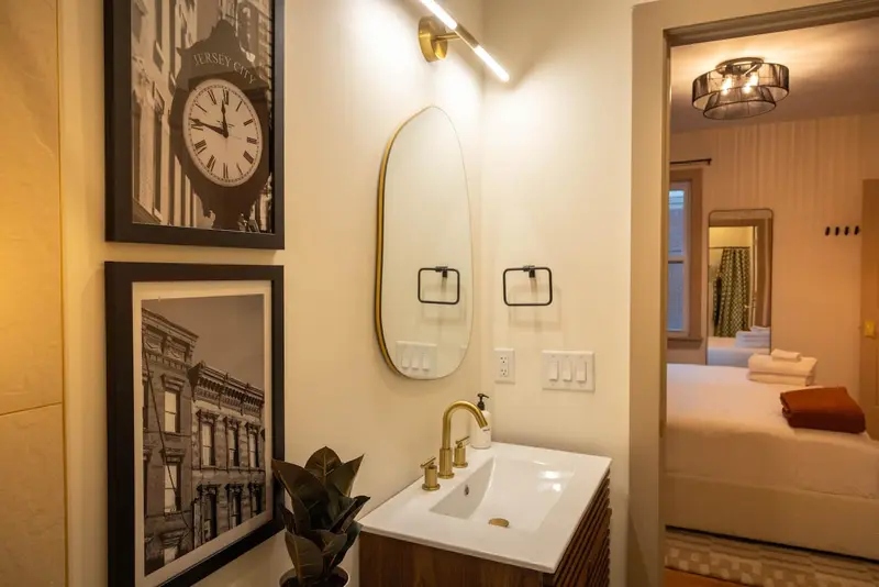 Full bathroom 2, Duplex Olive House vacation rental in Jersey City near NYC
